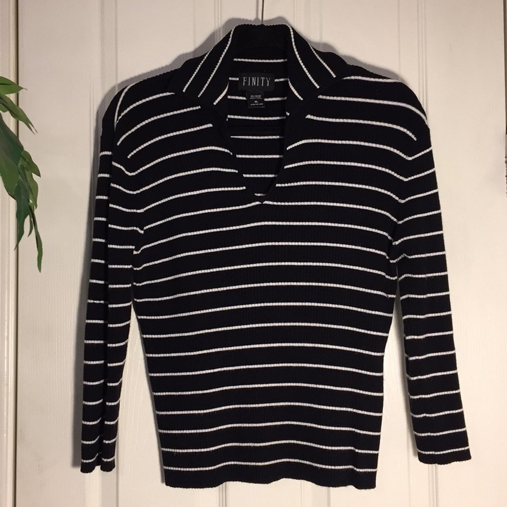 💗  Black and white striped V-neck knit top